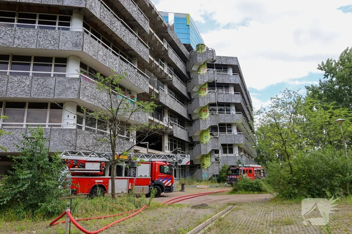 Brand in leegstaand kantoorgebouw vermoedelijk aangestoken