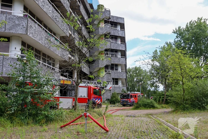 Brand in leegstaand kantoorgebouw vermoedelijk aangestoken