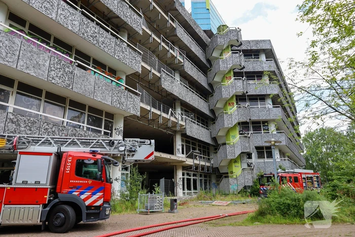 Brand in leegstaand kantoorgebouw vermoedelijk aangestoken