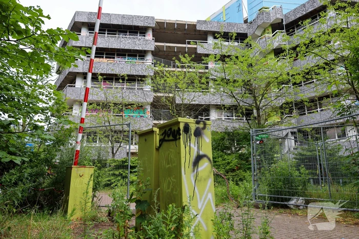 Brand in leegstaand kantoorgebouw vermoedelijk aangestoken