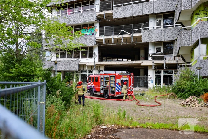 Brand in leegstaand kantoorgebouw vermoedelijk aangestoken