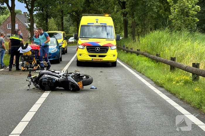 Motorrijder verliest controle in bocht