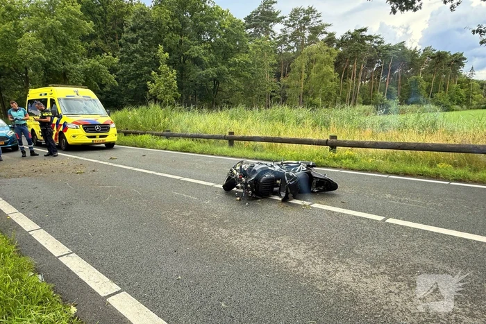 Motorrijder verliest controle in bocht