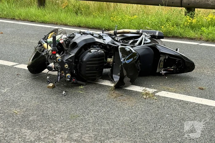 Motorrijder verliest controle in bocht