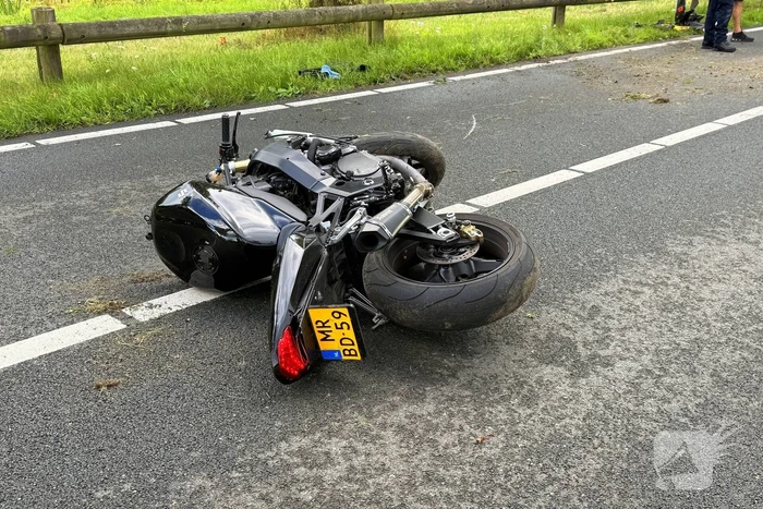 Motorrijder verliest controle in bocht