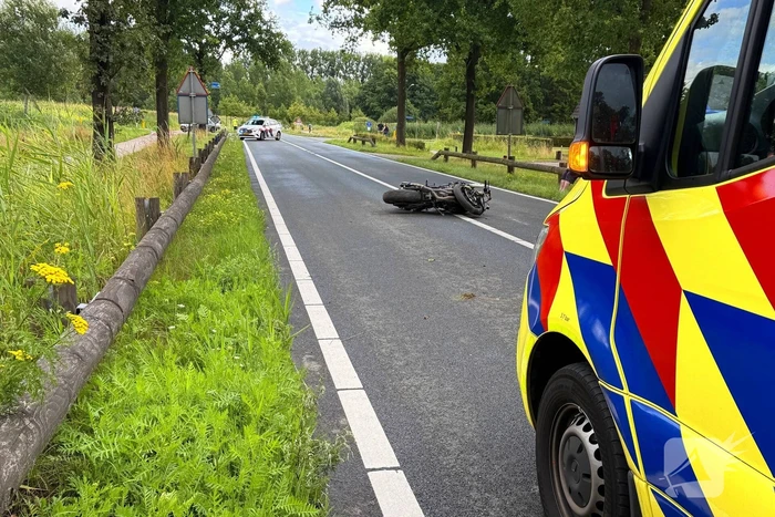 Motorrijder verliest controle in bocht