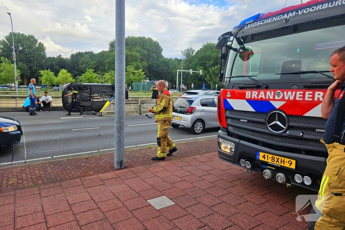 Auto kantelt bij kruising