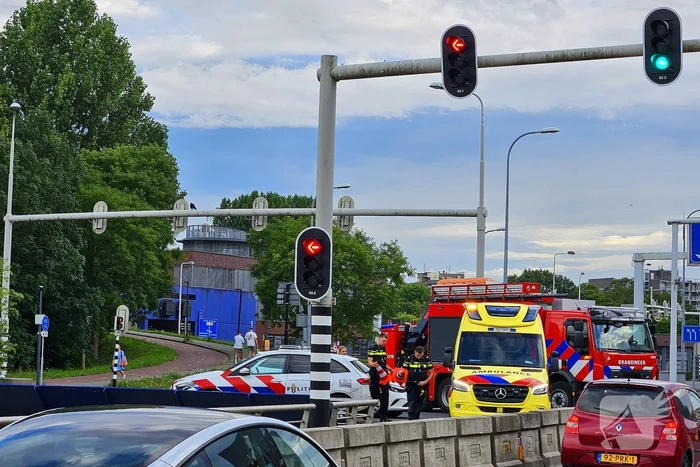 Auto kantelt bij kruising
