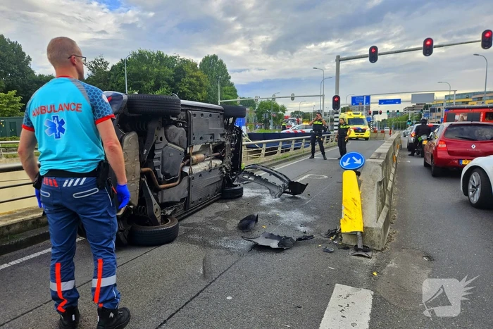 Auto kantelt bij kruising