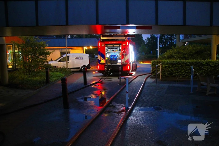 Parkeerplaats onder water na wolkbreuk