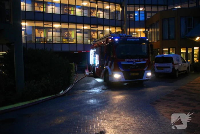 Parkeerplaats onder water na wolkbreuk