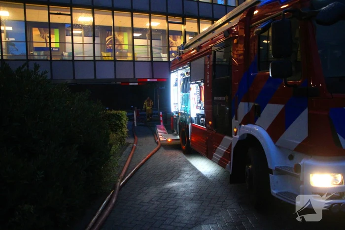 Parkeerplaats onder water na wolkbreuk