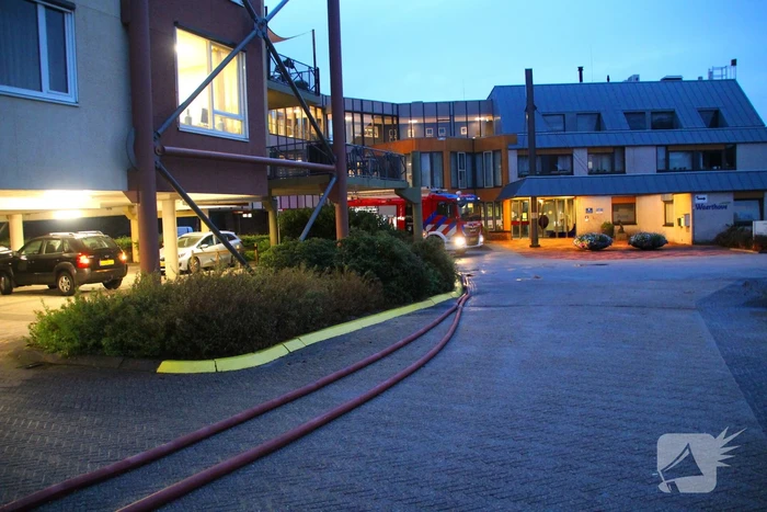 Parkeerplaats onder water na wolkbreuk