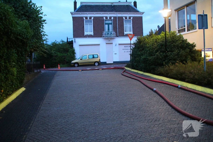 Parkeerplaats onder water na wolkbreuk