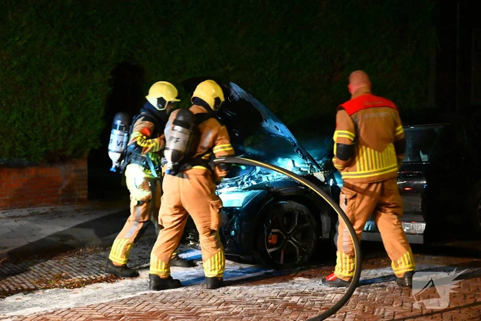 Zoektocht naar mogelijke betrokkene autobrand