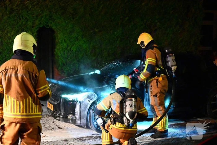 Zoektocht naar mogelijke betrokkene autobrand