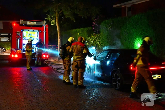 Zoektocht naar mogelijke betrokkene autobrand