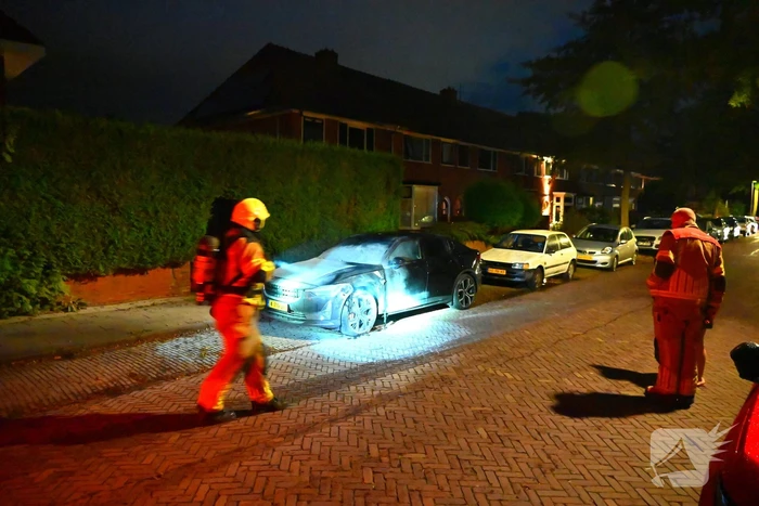 Zoektocht naar mogelijke betrokkene autobrand