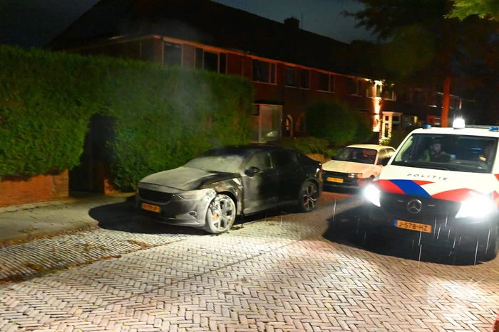 Zoektocht naar mogelijke betrokkene autobrand