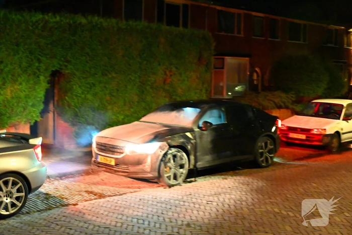Zoektocht naar mogelijke betrokkene autobrand