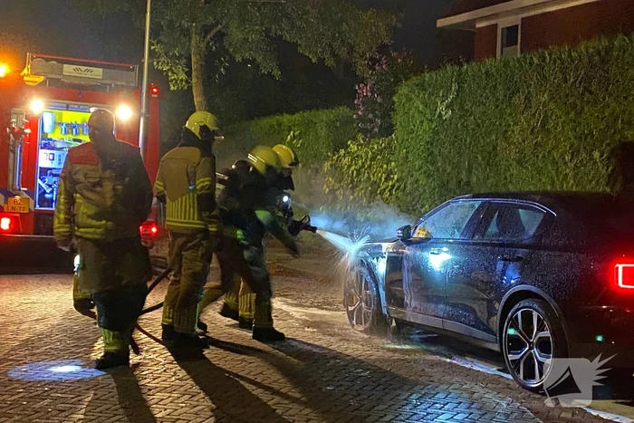 Zoektocht naar mogelijke betrokkene autobrand