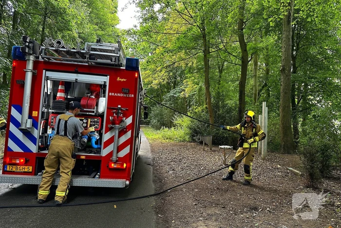 Brand in hut door onbekende oorzaak