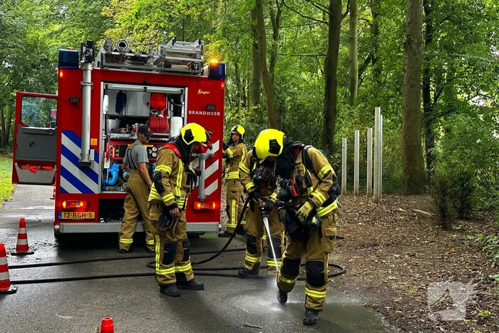 Brand in hut door onbekende oorzaak