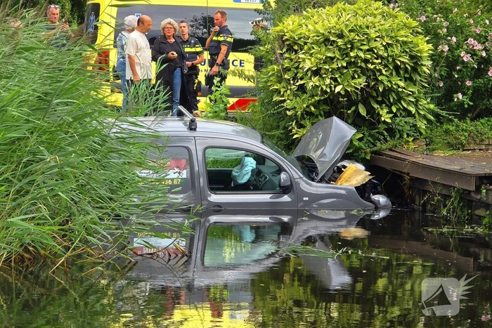 Bestelbus raakt te water