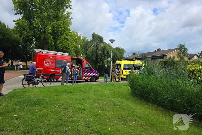 Bestelbus raakt te water