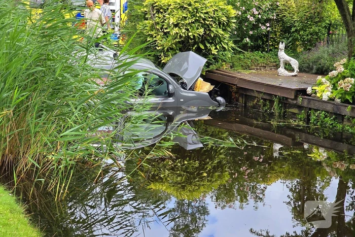 Bestelbus raakt te water