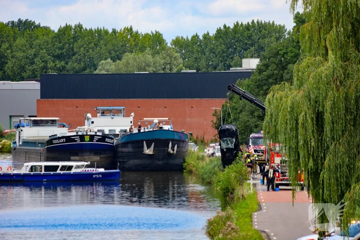 Auto te water in grote zoekactie