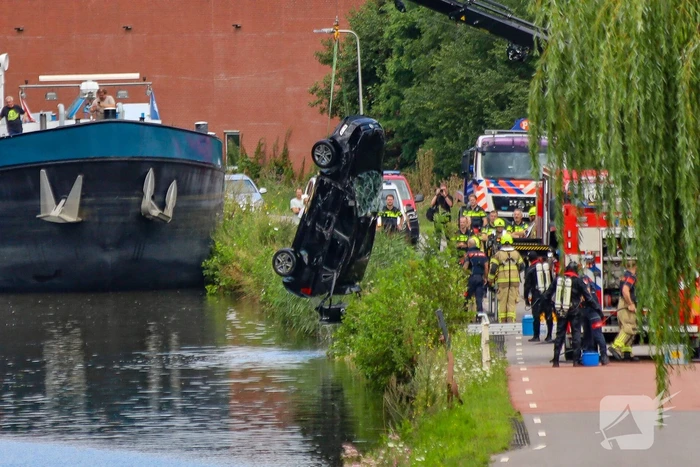 Auto te water in grote zoekactie