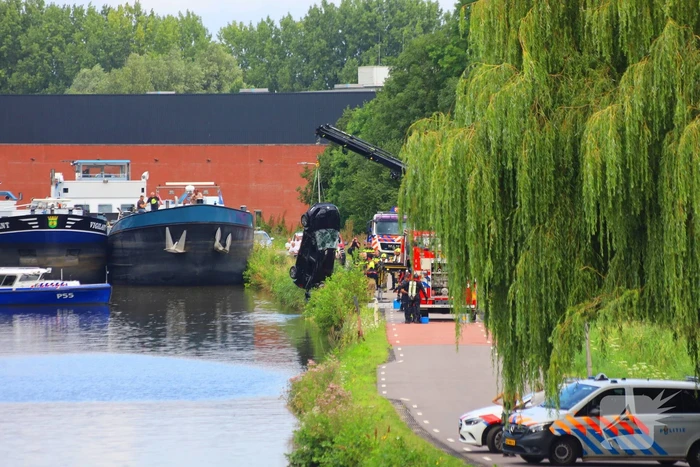 Auto te water in grote zoekactie