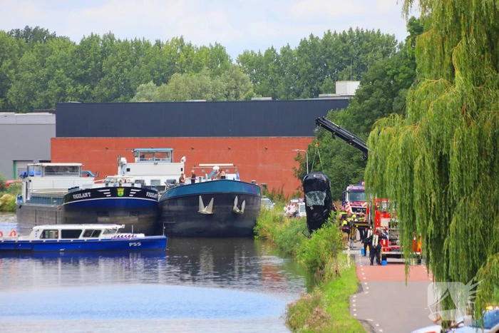 Auto te water in grote zoekactie