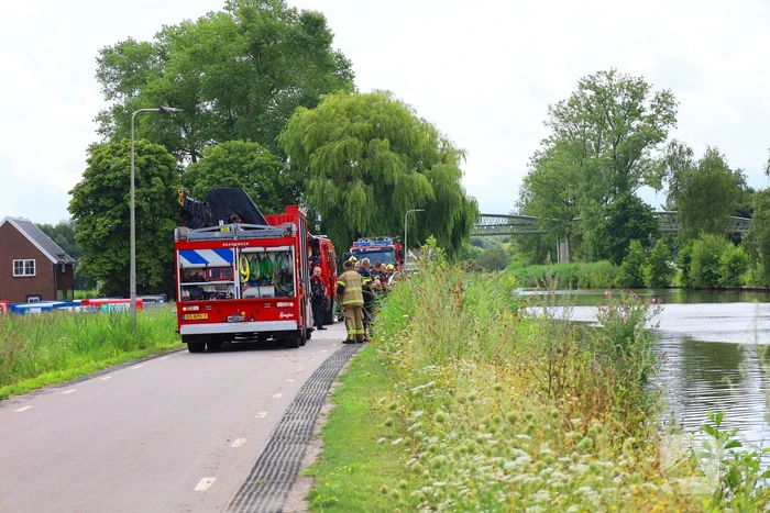 Auto te water in grote zoekactie