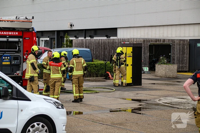 Brandweer blust brand in werkkast