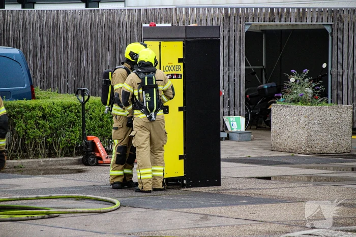 Brandweer blust brand in werkkast