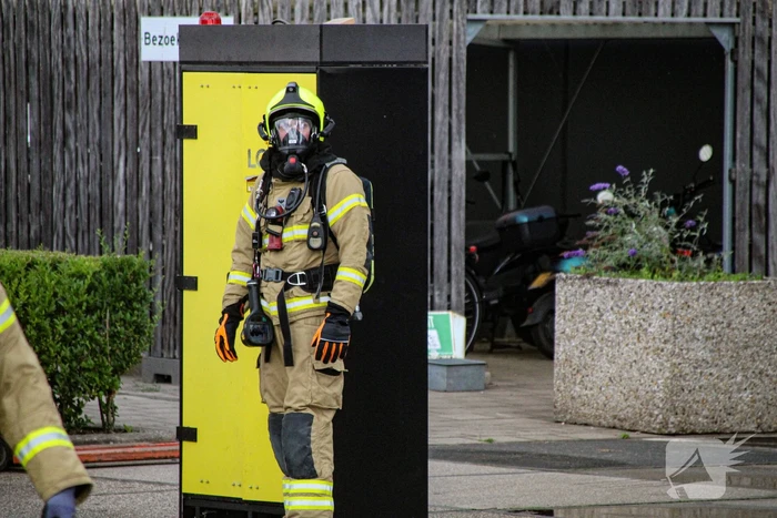 Brandweer blust brand in werkkast