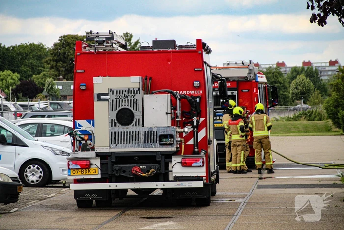 Brandweer blust brand in werkkast