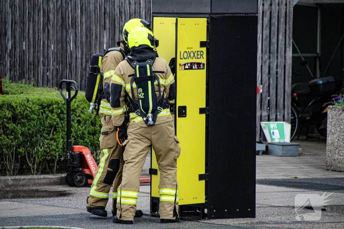 Brandweer blust brand in werkkast