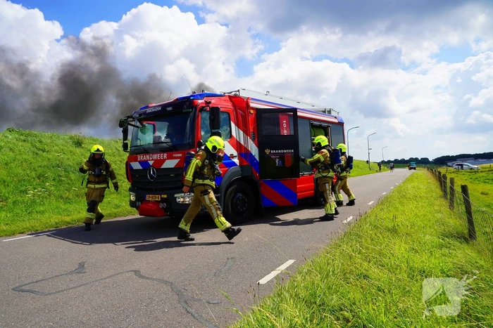 Inzittende ontsnapt aan vuurzee