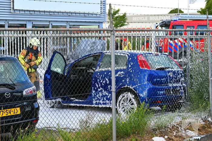 Auto zwaar beschadigd door brand