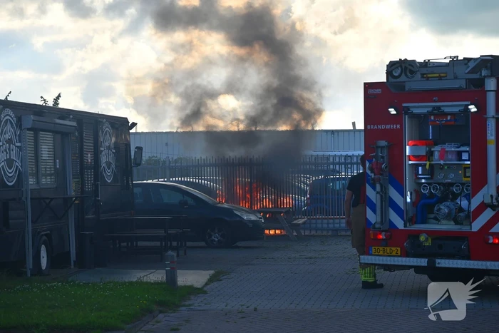 Auto zwaar beschadigd door brand