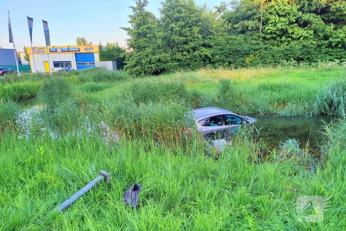 Oudere man gered uit te water geraakt voertuig