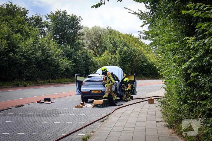 Auto in brand na rookontwikkeling tijdens rit