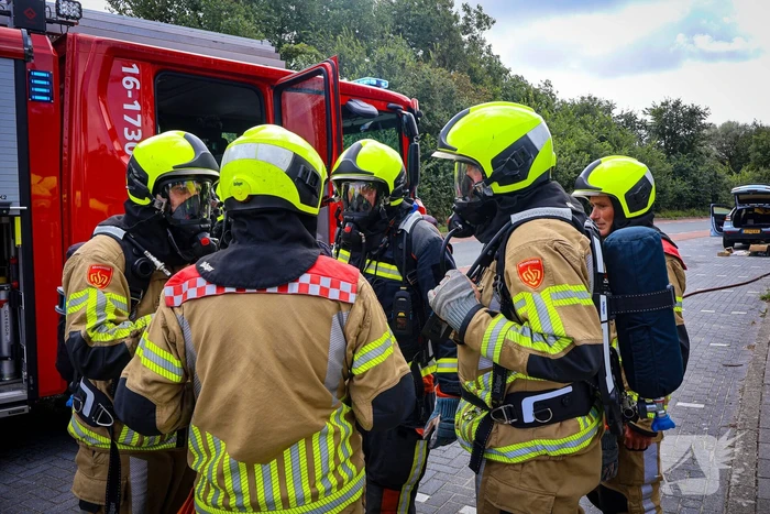 Auto in brand na rookontwikkeling tijdens rit