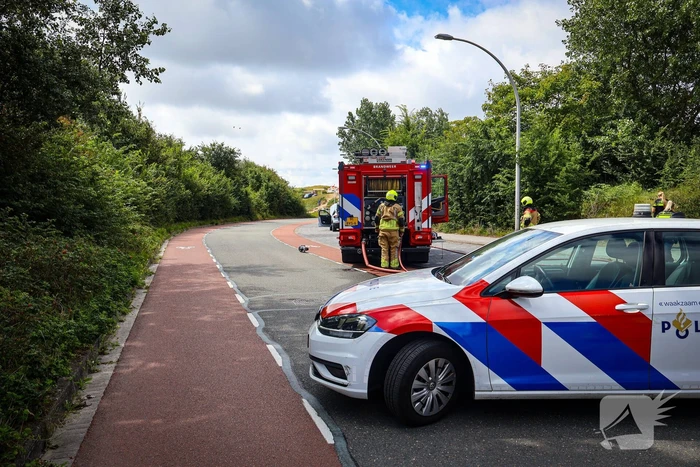 Auto in brand na rookontwikkeling tijdens rit