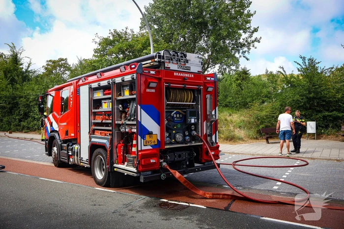 Auto in brand na rookontwikkeling tijdens rit