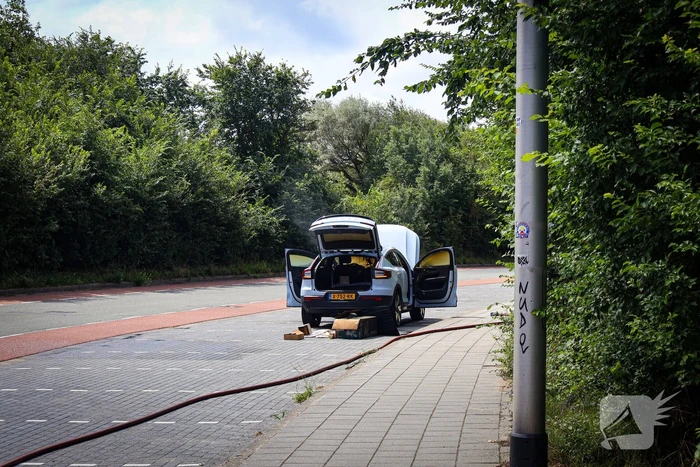 Auto in brand na rookontwikkeling tijdens rit