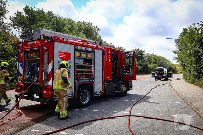 Auto in brand na rookontwikkeling tijdens rit